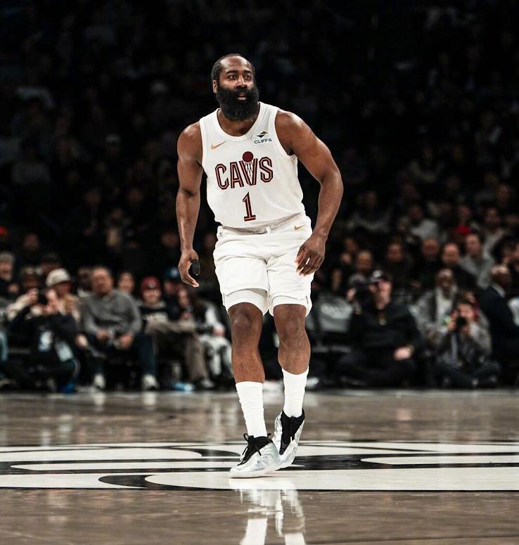 九游APP-哈登22+9+8NBA历史第三人，米神缺阵双塔37分，骑士送篮网8连败